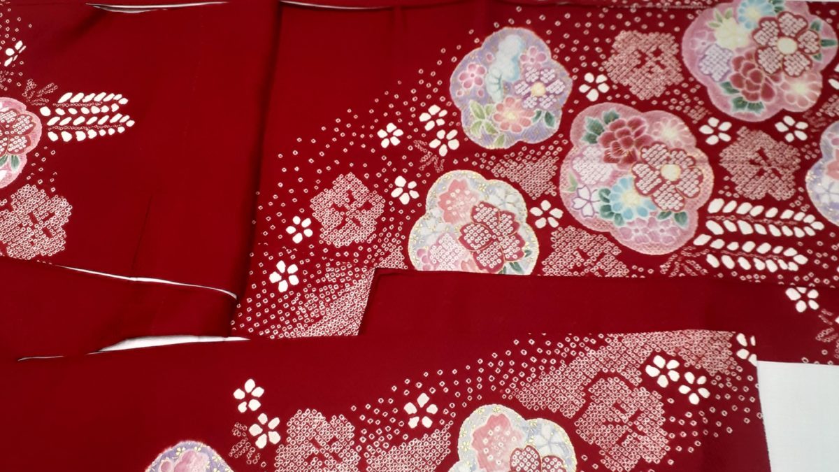 深みのある赤地の振袖