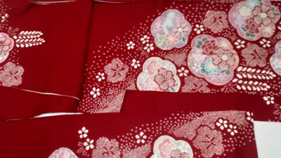深みのある赤地の振袖